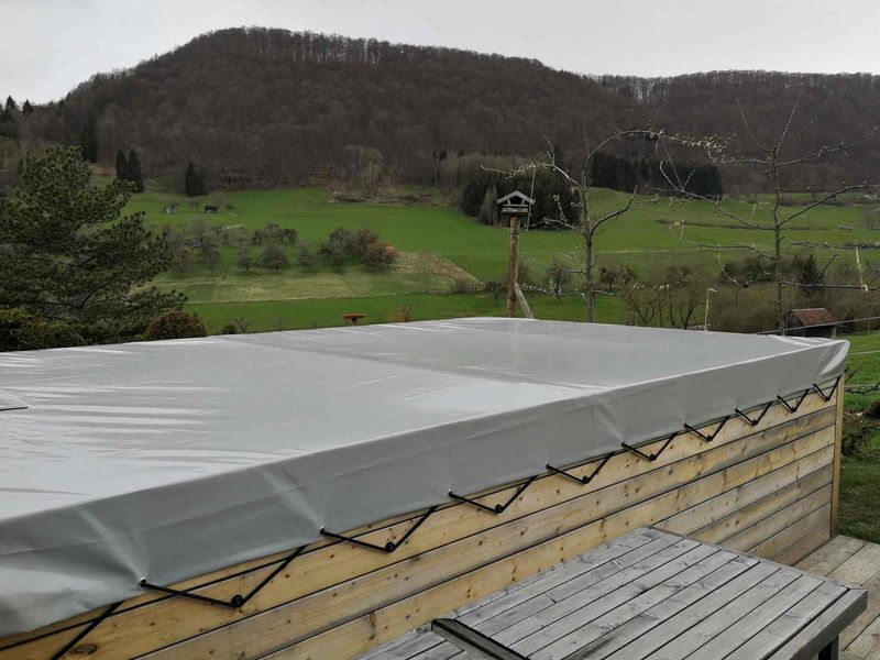 Poolplane mit Ösen + Wasserablauf, aus PVC beschichtetem Polyestergewebe, 650 g/m²